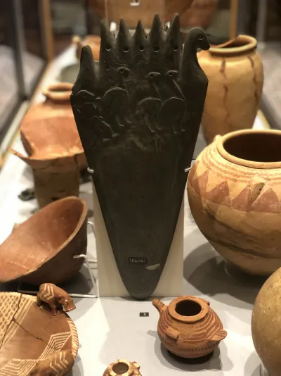 Predynastic pottery and greywacke cosmetic palette (Manchester Museum, no. 5476). Photograph by the author, Lauren Darshan, taken during the