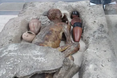 The same young adult male from Gebelein. The body is placed on its side in a contracted pose, typical of Predynastic burial practice — a rem